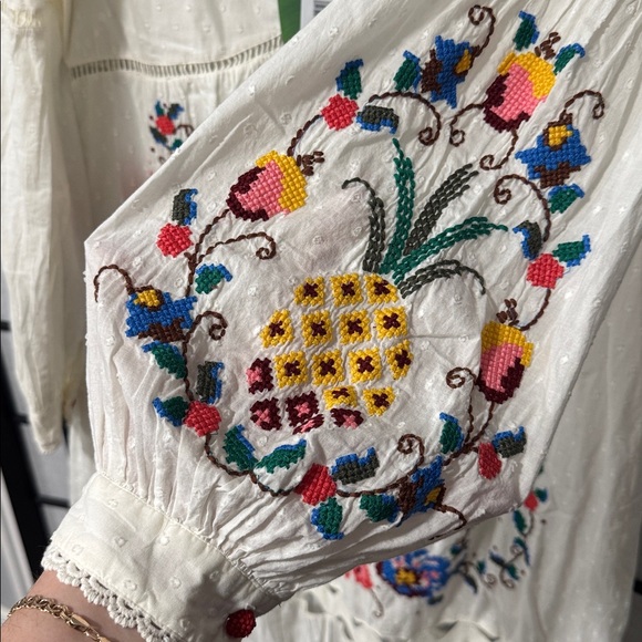 🌴Farm Rio Macaw 🦜 Cross Stitch Embroidered maxi midi Dress Off-White Size M NWT - Picture 3 of 12